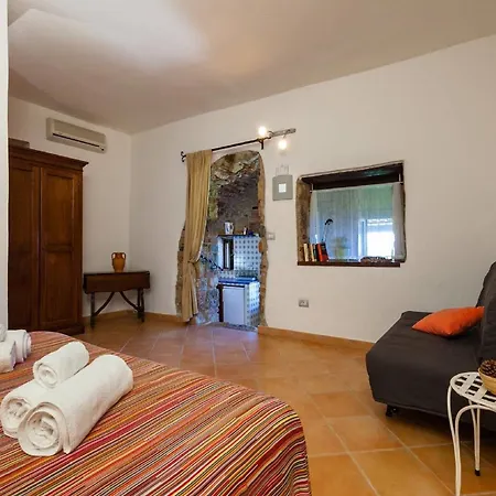 Romantic Near Velia אשאה